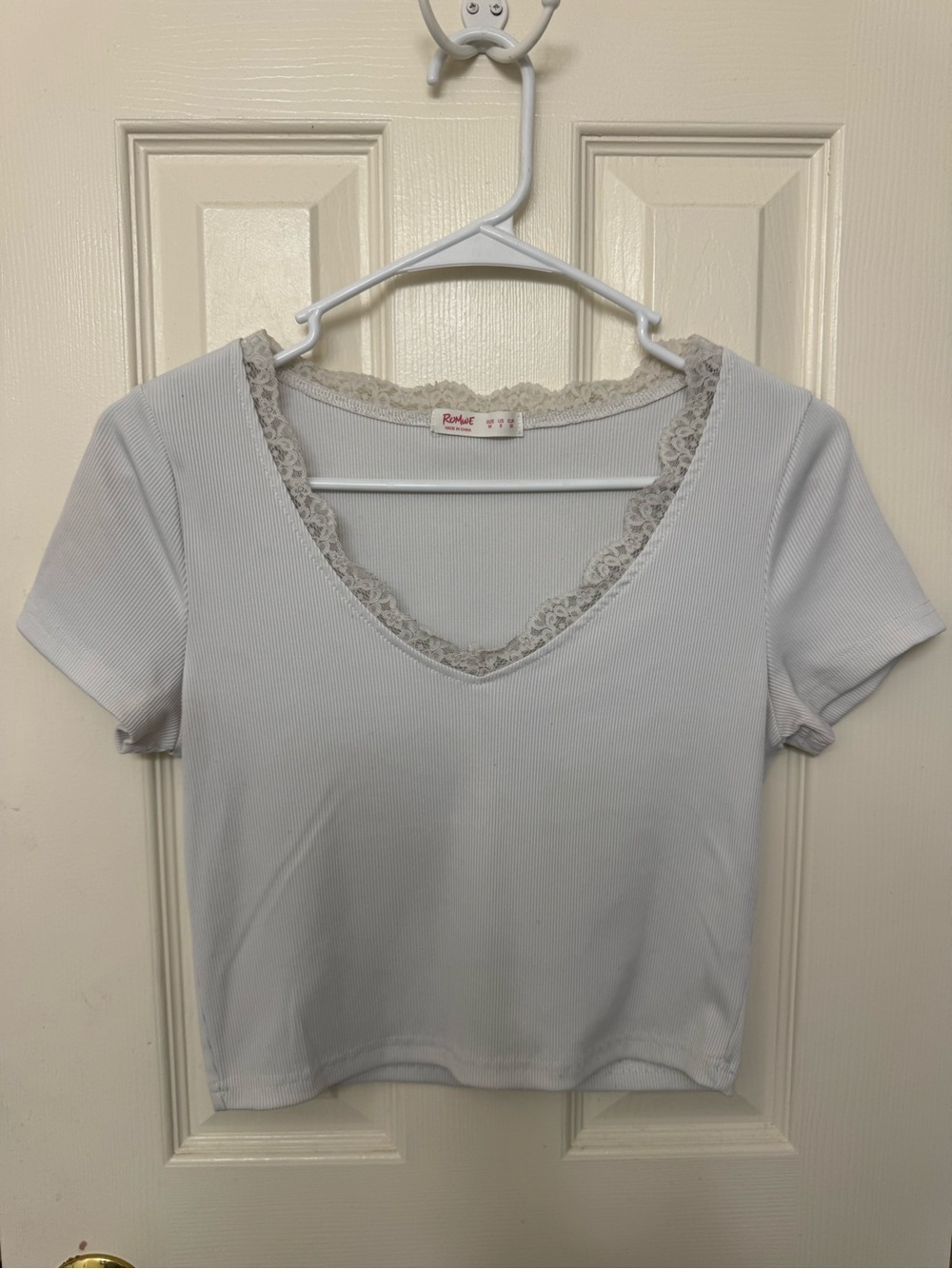 ROMWE Lace-Trim Ribbed V-Neck Crop Top in Light Gray